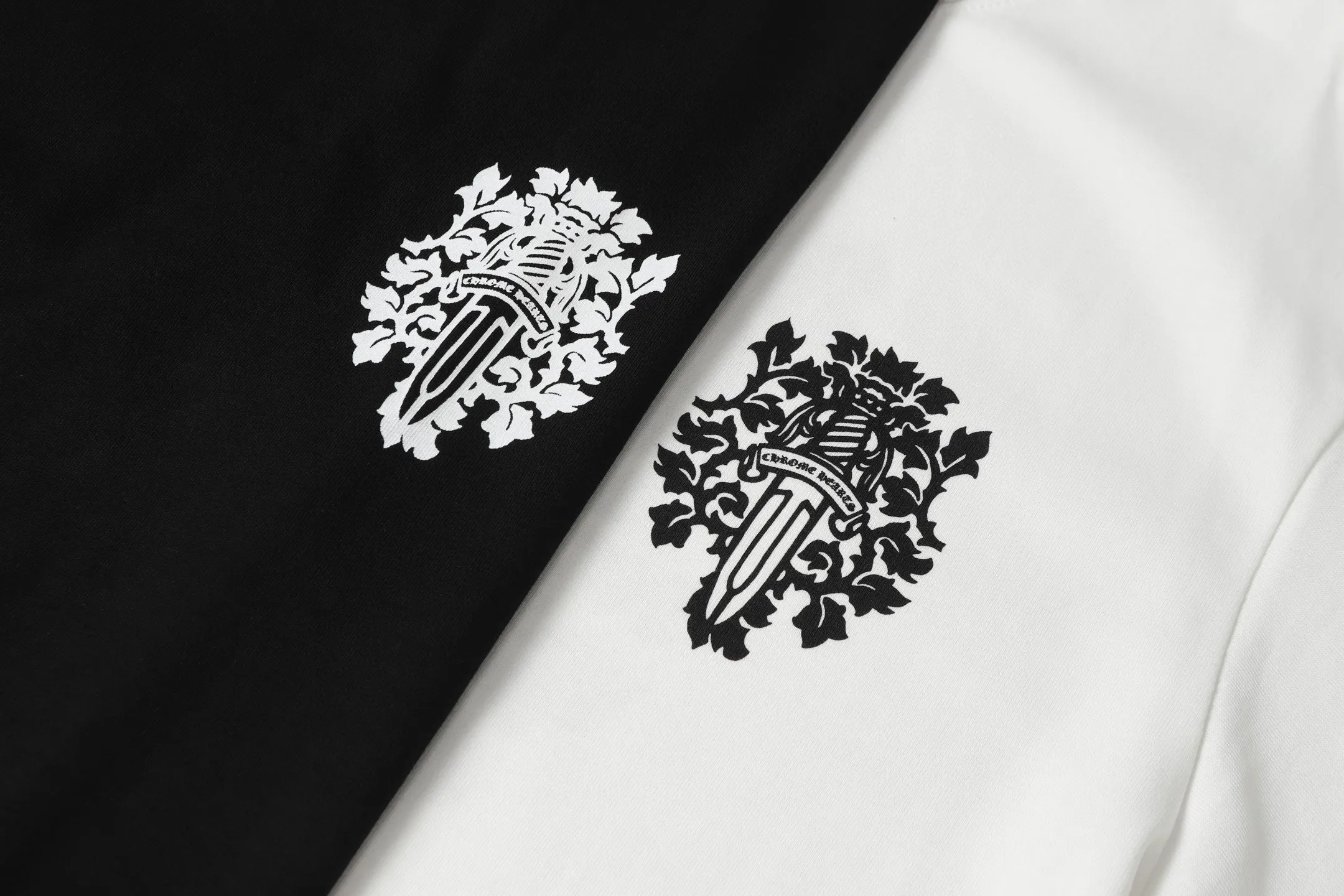 🅿️170 Chrome hearte/Chrome heart ch 25ss Miami limited Sanskrit printed T-shirt short sleeves. A must-have item for daily commuting for men and women in light luxury. The correct version is welcome to compare. Detailed features: ·280 grams of 100% cotton double yarn jersey fabric. ·Special thickened 32 pieces of double-strand 1x1 thread in the same vat. ·Double-needle cross-stitch technology. ·Original main mark washed hangtag. COLOUR: Black White SIZE：s m l xl